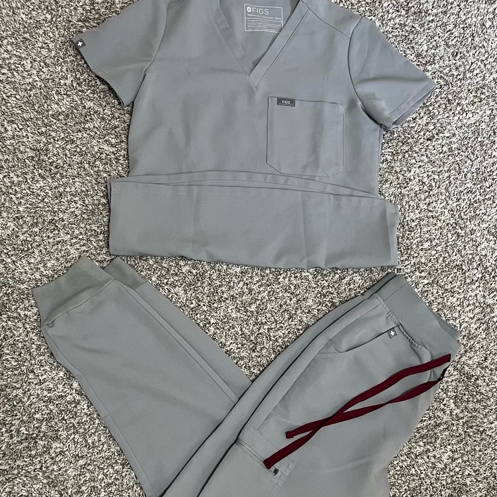 FIGS Technical Collection in Cement Gray Color XSP bottom and XXS top